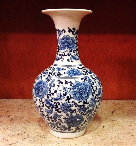 Classic Blue and White Floral Traditional Porcelain Decorative Vase – goodmanandwife