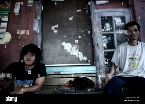 Jan 7, 2014 - South Jakarta, Indonesia - Youngsters in one the dozens ...