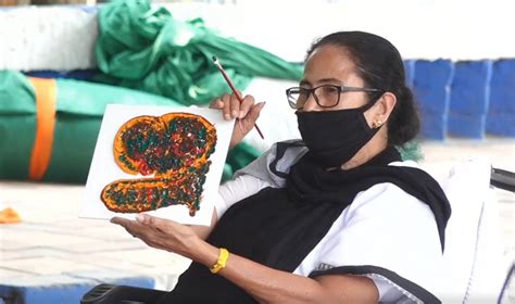 As EC bans campaign, Mamata Banerjee takes to painting while sitting on dharna in Kolkata ...