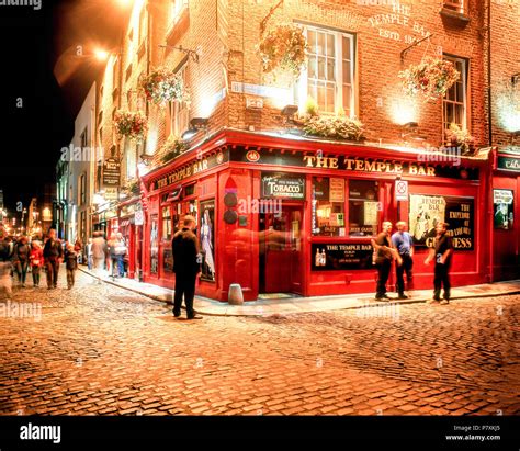 The Temple Bar Pub at night, Temple Bar, Dublin, Republic of Ireland ...