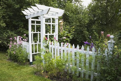 10 Picture-Perfect White Picket Fence Ideas | Picket fence garden, White picket fence garden ...