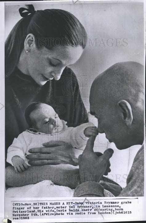 1962 Press Photo Yul Brynner with baby Victoria and wife Doris | The ...