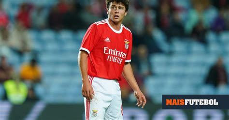 Benfica: João Neves estreia-se e acaba abraçado ao pai | MAISFUTEBOL