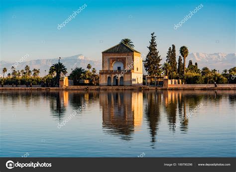 Padiglione Saadian, Giardini Menara e Atlante a Marrakech, Marocco , - Foto Stock: Foto ...