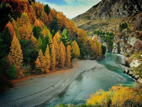 Late autumn colours near the Shotover Gorge, Arthurs Point, Otago, New Zealand [1024x768] : r ...