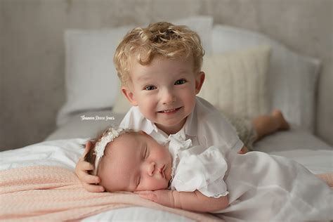 How to Help Siblings Enjoy a Newborn Photoshoot - Shannon Reece Jones ...