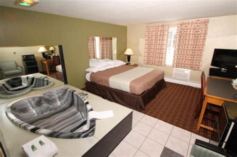 8 Hotels With Hot Tub In Room In Syracuse, NY and Nearby