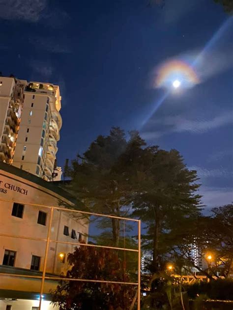 Moon with rainbow halo shines on S'pore on March 26, 2021 - Mothership ...