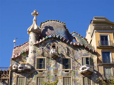 6 fun Gaudi buildings to see in Barcelona Spain - Map & Family