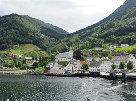 Village of Utne, Norway, set against the Hardangerfjord. | Norway ...