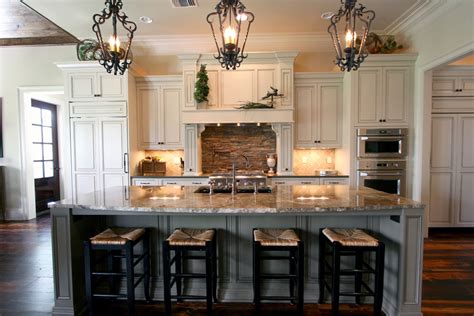 18 Kitchen Islands With Seating In Traditional Style