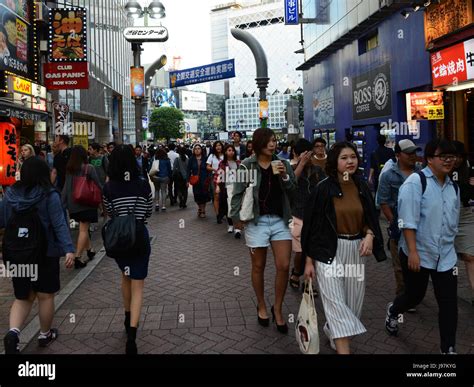 Tokyo shibuya center hi-res stock photography and images - Alamy