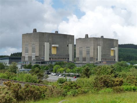 Trawsfynydd nuclear power station © Russell Neailey cc-by-sa/2.0 :: Geograph Britain and Ireland