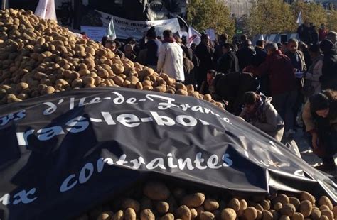 French farmers spread manure on the streets during protest - Agriland.ie