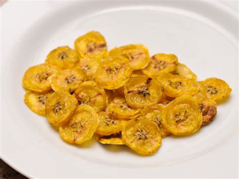 5 Ways to Dehydrate Bananas (and 4 Delicious Recipes to Use Them)