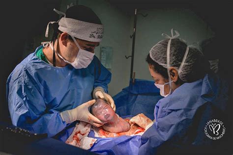 En caul c-section birth caught on camera | Mum's Grapevine