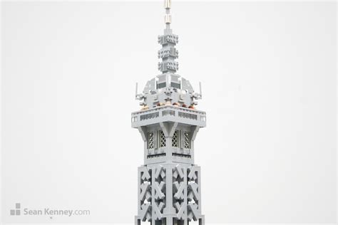 Sean Kenney's art with LEGO bricks : Eiffel tower