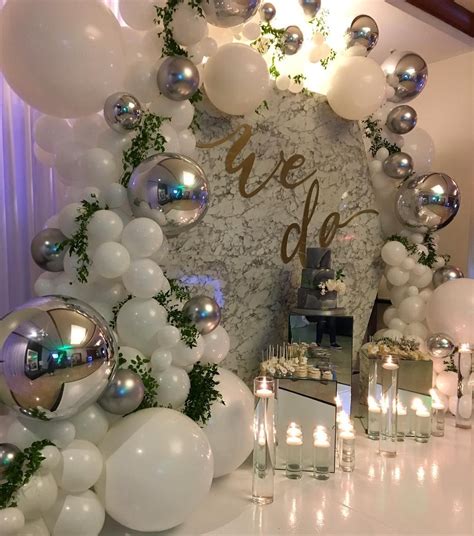 La imagen puede contener: 1 persona, interior | Wedding balloons, Birthday balloon decorations ...