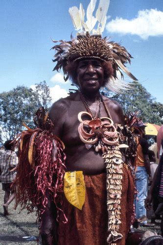 LIVING TRAVEL - PAPUA NEW GUINEA - HIGHLAND DRESS - Megiar