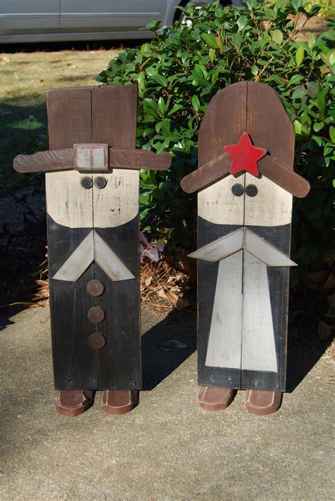 A nice Thanksgiving Pilgrim couple made from pallet wood. # ...