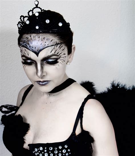 Black swan , halloween , halloween makeup Black Swan Makeup, Halloween Face Makeup, Halloween ...