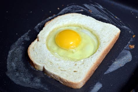 Hardly Housewives: Egg In A Hole Grilled Cheese