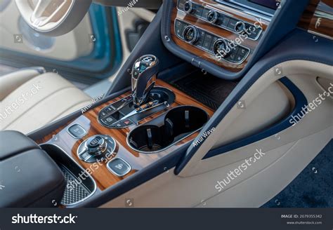 1,393 Bentley car interior Images, Stock Photos & Vectors | Shutterstock