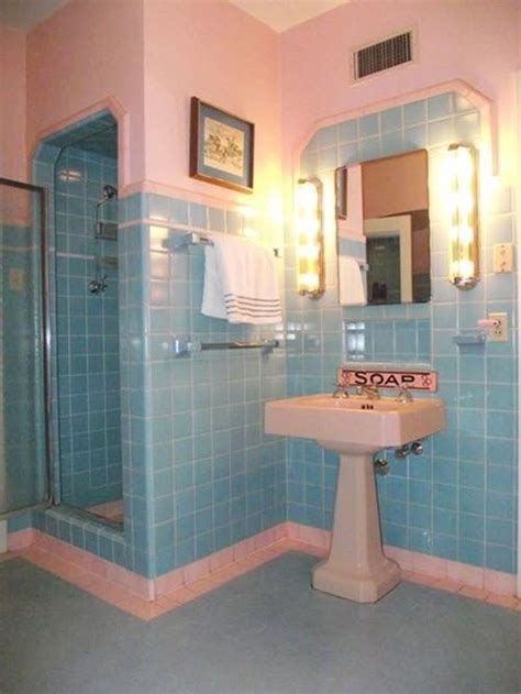 20+ Impressive Vintage Bathroom Decoration You'll Love | Blue bathroom tile, Retro bathrooms ...