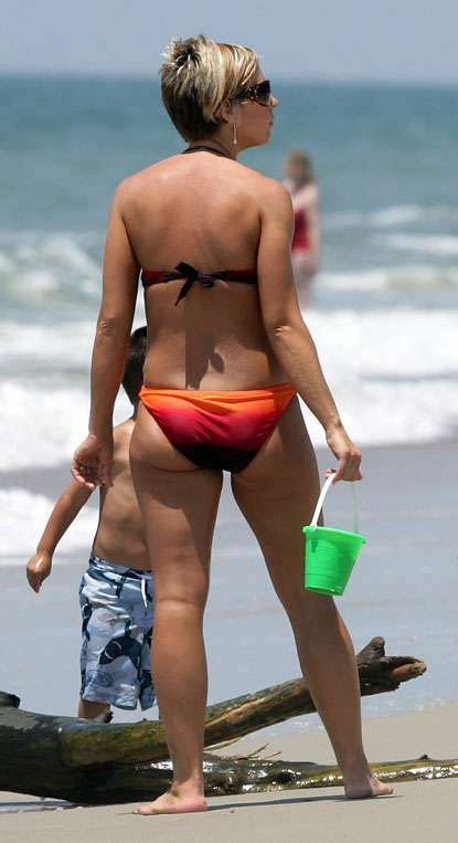 Reality Mom Paparazzi: Kate Gosselin Gets Media Attention in Tiny Beach Bikini