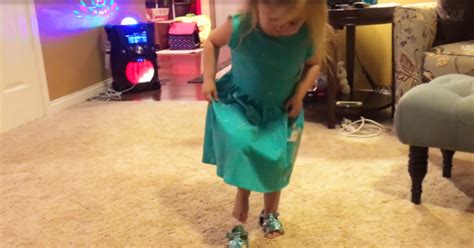 Adorable Little Girl Plans Fashion Show For Mom And The Internet Can’t ...