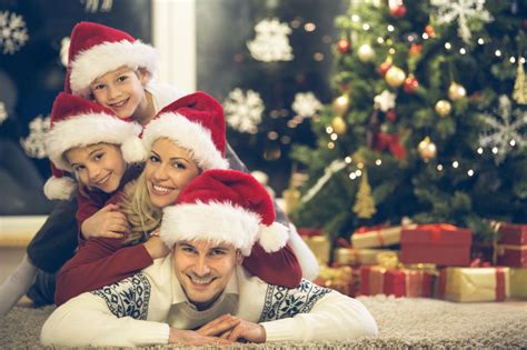 family-christmas-photo-ideas-pile-em-on (1258×838) | Christmas family photoshoot, Christmas ...