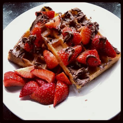 waffles, strawberries and nutella