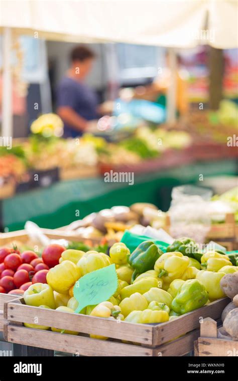 Farmers' market stall Stock Photo - Alamy