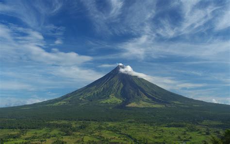 Philippines raises Mayon volcano alert amid eruption fears | TTG Asia