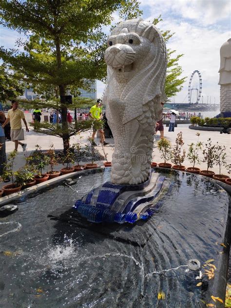 Mini Merlion Statue Fountain in Merlion Park Editorial Stock Photo ...