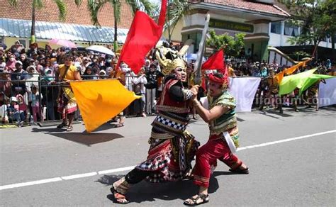 Pertarungan Kebo Kicak Melawan Surontanu Ramaikan ‘Jombang Culture ...