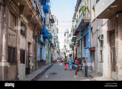 Colorful street scenes in Havana, Cuba Stock Photo - Alamy