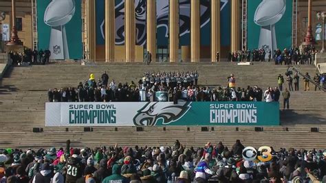 Eagles Super Bowl Parade - LOOK: Eagles player loses phone at Super ...