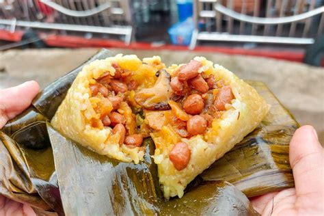 Makan Bakcang di Festival Perahu Naga – Siti Mustiani