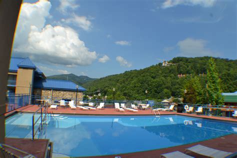 The pool at Howard Johnson on Hwy. 321 in Gatlinburg. www.ReaganHotels.com | Pool, Gatlinburg ...