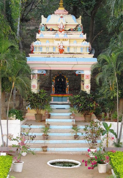 Sathya Sai with Students: When Lord Ganesha accompanied me from the Hostel to the College ...