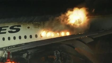 Tokyo: plane on fire on the airport runway