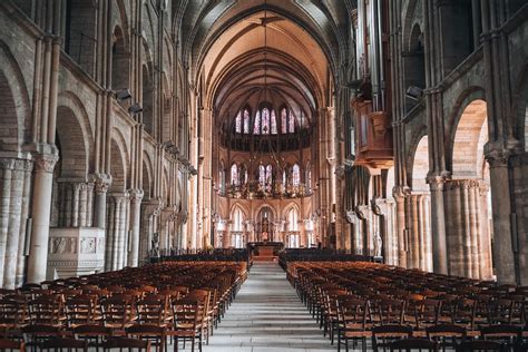 How Many Churches Are in France? & Which Ones to Visit