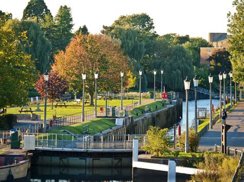 Richmond upon Thames Daily Photo: Teddington Lock - Autumn sunshine - # 94/10