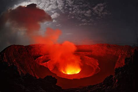 Le cratère fumant du volcan Nyiragongo