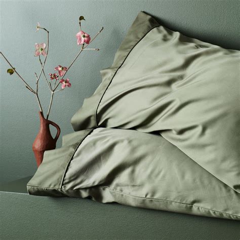 Satin vs. Silk Pillowcases: A Guide to Choosing the Right Pillowcase ...