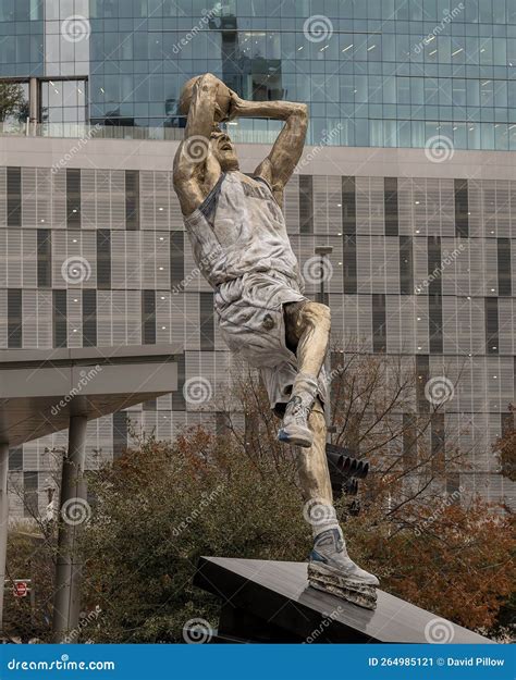 `Dirk Nowitzki` Statue by Omri Amrany in Front of the American Airlines ...