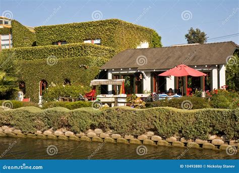 Venice Beach Canal Houses editorial image. Image of roof - 10493880