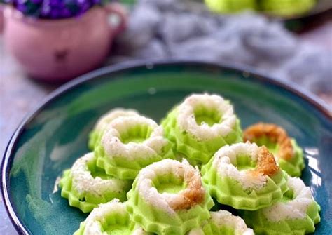 Kue Putu Ayu (pandan coconut steam cake) Recipe by purple_acied - Cookpad