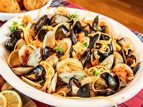 Feast of the Seven Fishes: Linguini with Clams and Mussels in a Spicy Red Sauce – Homemade ...